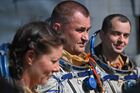 Астронавт НАСА Трейси Дайсон и космонавты Роскосмоса Алексей Овчинин и Олег Платонов (слева направо) после окончания тренировки экипажа МКС-70 по действиям после посадки спускаемого аппарата на водную поверхность на территории Ногинского спасательного центра МЧС России в Московской области. Место: Россия, Московская область. Автор: Евгений Одиноков/РИА Новости. Тренировки экипажа МКС-70 по действиям после посадки спускаемого аппарата на водную поверхность