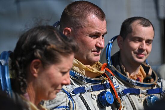 Тренировки экипажа МКС-70 по действиям после посадки спускаемого аппарата на водную поверхность