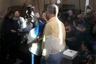 Ректор Российской академии народного хозяйства и государственной службы (РАНХиГС) Владимир Мау (в центре), обвиняемый в хищении денежных средств вуза, на заседании Тверского суда по избранию ему меры пресечения. По полученным данным, его обвиняют в мошенничестве в особо крупном размере. Владимир Мау занимает пост ректора Российской академии народного хозяйства и государственной службы при президенте России с 2010 года. Съемка через стекло. Место: Россия, Москва. Автор: Алексей Филиппов/РИА Новости. Избрание меры пресечения ректору РАНХиГС В. Мау