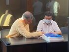 Ректор Российской академии народного хозяйства и государственной службы (РАНХиГС) Владимир Мау (справа), обвиняемый в хищении денежных средств вуза, на заседании Тверского суда по избранию ему меры пресечения (скриншот видео). По полученным данным, его обвиняют в мошенничестве в особо крупном размере. Владимир Мау занимает пост ректора Российской академии народного хозяйства и государственной службы при президенте России с 2010 года. Изображение является раздаточным материалом, предоставлено третьей стороной. Только редакционное использование. Запрет на архивирование, коммерческое использование, рекламную кампанию. Место: Россия, Москва. Избрание меры пресечения ректору РАНХиГС В. Мау