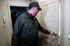 Заместитель министра обороны РФ Тимур Иванов инспектирует строительство новых жилых кварталов в Мариуполе. Военно-строительная компания Минобороны РФ планирует к ноябрю 2022 года ввести в эксплуатацию жилой квартал из 12 пятиэтажных домов для людей, которые остались без жилья. Место: Донецкая народная республика, Мариуполь. Автор: Павел Лисицын/РИА Новости. Военные строители из РФ возводят жилые дома в Мариуполе