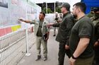 Заместитель министра обороны РФ Тимур Иванов (в центре) и глава ДНР Денис Пушилин (справа) инспектируют строительство новых жилых кварталов в Мариуполе. Военно-строительная компания Минобороны РФ планирует к ноябрю 2022 года ввести в эксплуатацию жилой квартал из 12 пятиэтажных домов для людей, которые остались без жилья. Место: Донецкая народная республика, Мариуполь. Автор: Павел Лисицын/РИА Новости. Военные строители из РФ возводят жилые дома в Мариуполе
