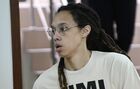 Олимпийская чемпионка по баскетболу из США, игрок БК УГМК Бриттни Грайнер в Химкинском суде Московской области, где пройдут слушания по ее делу. В феврале 2022 Бриттни Грайнер задержали в аэропорту Шереметьево, в ее ручной клади нашли электронные сигареты с гашишным маслом, которое запрещено в России. Баскетболистку обвиняют в контрабанде наркотиков, в настоящее время она находится под стражей в СИЗО. Место: Россия, Московская область, Химки. Автор: Алексей Филиппов/РИА Новости. Слушания по существу дела олимпийской чемпионки по баскетболу из США Бриттни Грайнер