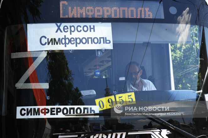 Водитель пассажирского автобуса, выполняющего рейс Симферополь – Херсон, на автостанции "Западная" в Симферополе. Автобусное сообщение между Крымом и Херсоном, Мелитополем и Бердянском заработало после восьми лет перерыва. Автобусы начали курсировать в экспрессном режиме ежедневно. Место: Россия, Республика Крым, Симферополь. Автор: Константин Михальчевский/РИА Новости. Первые за восемь лет пассажирские автобусы начинают курсировать между Крымом, Херсоном и Мелитополем