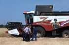 Комбайнеры у комбайна во время уборки урожая пшеницы в Ростовской области. В южных регионах России стартовал сбор пшеницы. Место: Россия, Ростовская область. Автор: Сергей Пивоваров/РИА Новости. Уборка урожая пшеницы на юге России