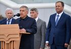 Президент Республики Татарстан Рустам Минниханов выступает на церемонии открытия мемориала "Строителям безмолвных рубежей" в Козловском районе Чувашии. На втором плане справа налево: полномочный представитель президента РФ в Приволжском федеральном округе Игорь Комаров, глава Чувашской Республики Олег Николаев и председатель комитета Государственной Думы РФ по финансовому рынку Анатолий Аксаков. Мемориал расположен на повороте с федеральной трассы М-7 на село Байгулово, он посвящен строителям Сурского и Казанского оборонительных рубежей - женщинам и детям, которые в тяжелых условиях создали в тылу линию обороны для защиты промышленных центров Волги и Урала в годы Великой Отечественной войны. Место: Россия, Чувашская Республика. Автор: Максим Богодвид/РИА Новости. Открытие мемориала "Строителям безмолвных рубежей" в Чувашии