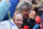 Посетители на церемонии открытия мемориала "Строителям безмолвных рубежей" в Козловском районе Чувашии. Мемориал расположен на повороте с федеральной трассы М-7 на село Байгулово, он посвящен строителям Сурского и Казанского оборонительных рубежей - женщинам и детям, которые в тяжелых условиях создали в тылу линию обороны для защиты промышленных центров Волги и Урала в годы Великой Отечественной войны. Место: Россия, Чувашская Республика. Автор: Максим Богодвид/РИА Новости. Открытие мемориала "Строителям безмолвных рубежей" в Чувашии