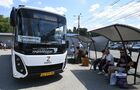 Пассажиры у автобуса, выполняющего рейс Симферополь – Бердянск, на автостанции "Западная" в Симферополе. Автобусное сообщение между Крымом и Херсоном, Мелитополем и Бердянском заработало после восьми лет перерыва. Автобусы начали курсировать в экспрессном режиме ежедневно. Место: Россия, Республика Крым, Симферополь. Автор: Константин Михальчевский/РИА Новости. Первые за восемь лет пассажирские автобусы начинают курсировать между Крымом, Херсоном и Мелитополем