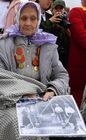 Ветеран Великой Отечественной войны 1941-1945 годов - труженица тыла, принимавшая участие в строительстве оборонительных рубежей, показывает фотографию того времени на церемонии открытия мемориала "Строителям безмолвных рубежей" в Козловском районе Чувашии. Мемориал расположен на повороте с федеральной трассы М-7 на село Байгулово, он посвящен строителям Сурского и Казанского оборонительных рубежей - женщинам и детям, которые в тяжелых условиях создали в тылу линию обороны для защиты промышленных центров Волги и Урала в годы Великой Отечественной войны. Место: Россия, Чувашская Республика. Автор: Максим Богодвид/РИА Новости. Открытие мемориала "Строителям безмолвных рубежей" в Чувашии