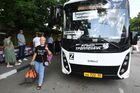 Пассажиры у автобуса, выполняющего рейс Симферополь – Бердянск, на автостанции "Западная" в Симферополе. Автобусное сообщение между Крымом и Херсоном, Мелитополем и Бердянском заработало после восьми лет перерыва. Автобусы начали курсировать в экспрессном режиме ежедневно. Место: Россия, Республика Крым, Симферополь. Автор: Константин Михальчевский/РИА Новости. Первые за восемь лет пассажирские автобусы начинают курсировать между Крымом, Херсоном и Мелитополем