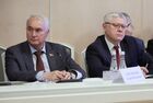 Председатель комитета Государственной Думы РФ по безопасности и противодействию коррупции Василий Пискарев (справа) на заседании парламентской комиссии по расследованию деятельности биолабораторий на Украине в Госдуме РФ. Комиссия готовит доклад о деятельности на территории Украины лабораторий, которые проводили исследования особо опасных патогенов по заказу США. Изображение является раздаточным материалом, предоставлено третьей стороной. Только редакционное использование. Запрет на архивирование, коммерческое использование, рекламную кампанию. Место: Россия, Москва. Заседание парламентской комиссии по американским биолабораториям на Украине