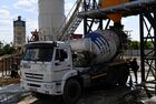 Автобетоносмеситель возле растворно-бетонного узла, организованного военно-строительным комплексом Министерства обороны РФ для строительства жилых кварталов в Мариуполе. Военно-строительная компания Минобороны РФ планирует к ноябрю 2022 года ввести в эксплуатацию жилой квартал из 12 пятиэтажных домов для людей, которые остались без жилья. Место: Донецкая народная республика, Мариуполь. Автор: Павел Лисицын/РИА Новости. Военные строители из РФ возводят жилые дома в Мариуполе