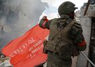Установка Знамени Победы на здании администрации Лисичанска бойцами 6-го казачего полка имени Платова ЛНР и специального полка полиции имени Героя России Ахмата-Хаджи Кадырова. Вооруженные силы России и союзные войска ЛНР взяли под контроль город Лисичанск. Место: Луганская народная республика, Лисичанск. Автор: Виктор Антонюк/РИА Новости. Союзные силы России и ЛНР освободили Лисичанск