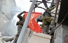 Установка Знамени Победы на здании администрации Лисичанска бойцами 6-го казачего полка имени Платова ЛНР и специального полка полиции имени Героя России Ахмата-Хаджи Кадырова. Вооруженные силы России и союзные войска ЛНР взяли под контроль город Лисичанск. Место: Луганская народная республика, Лисичанск. Автор: Виктор Антонюк/РИА Новости. Союзные силы России и ЛНР освободили Лисичанск