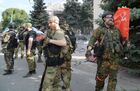 Бойцы специального полка полиции имени Героя России Ахмата-Хаджи Кадырова и командир шестого отдельного гвардейского казачьего полка имени Матвея Платова полковник Владимир Полуполтинных со Знаменем Победы в Лисичанске (справа). Вооруженные силы России и союзные войска ЛНР взяли под контроль город Лисичанск. Место: Луганская народная республика, Лисичанск. Автор: Виктор Антонюк/РИА Новости. Союзные силы России и ЛНР освободили Лисичанск