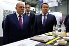 4 июля 2022. Председатель правительства РФ Михаил Мишустин осматривает международную промышленную выставку "Иннопром-2022" в МВЦ "Екатеринбург-Экспо". Справа налево: премьер-министр Казахстана Алихан Смаилов, министр промышленности и торговли РФ Денис Мантуров. Место: Россия, Свердловская область, Екатеринбург. Автор: Дмитрий Астахов/РИА Новости. Рабочая поездка премьер-министра РФ М. Мишустина в Свердловскую область
