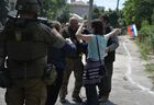 Жители Лисичанска встречают бойцов Народной милиции ЛНР. В результате успешных боевых действий Вооруженные силы РФ совместно с подразделениями Народной милиции ЛНР установили полный контроль над Лисичанском - последним городом в республике, в котором были украинские войска. Место: Луганская народная республика, Лисичанск. Автор: Виктор Антонюк/РИА Новости. Освобожденный Лисичанск возвращается к мирной жизни