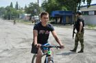 Житель Лисичанска едет на велосипеде мимо вооруженного российского бойца. В результате успешных боевых действий Вооруженные силы РФ совместно с подразделениями Народной милиции ЛНР установили полный контроль над Лисичанском - последним городом в республике, в котором были украинские войска. Место: Луганская народная республика, Лисичанск. Автор: Виктор Антонюк/РИА Новости. Освобожденный Лисичанск возвращается к мирной жизни