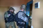 Бойцы специального полка полиции имени Героя России Ахмата-Хаджи Кадырова проводят зачистку Лисичанска. В результате успешных боевых действий Вооруженные силы РФ совместно с подразделениями Народной милиции ЛНР установили полный контроль над Лисичанском - последним городом в республике, в котором были украинские войска. Место: Луганская народная республика, Лисичанск. Автор: Виктор Антонюк/РИА Новости. Освобожденный Лисичанск возвращается к мирной жизни