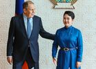 Министр иностранных дел РФ Сергей Лавров и министр иностранных дел Монголии Батмунхийн Батцэцэг во время встречи в Улан-Баторе. Изображение является раздаточным материалом, предоставлено третьей стороной. Только редакционное использование. Запрет на архивирование, коммерческое использование, рекламную кампанию. Место: Монголия, Улан-Батор. Рабочий визит С. Лаврова в Монголию