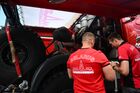 Подготовка автомобиля команды "МАЗ-СПОРТавто" к ралли "Шелковый путь - 2022" в Астрахани. в Астрахани пройдут заключительные предстартовые мероприятия традиционного ралли "Шелковый путь", а финиширует караван 16 июля в столичных "Лужниках". На ралли "Шелковый путь-2022" пилоты преодолеют дистанцию в 4500 километров. Место: Россия, Астрахань. Автор: Владимир Астапкович. Подготовка к ралли "Шелковый путь - 2022"