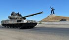 Военнослужащие едут на танке по шоссе близ поселка городского типа Славяносербск в ЛНР. 3 июля Вооруженные силы РФ совместно с подразделениями Народной милиции ЛНР установили полный контроль над Лисичанском - последним городом в ЛНР, в котором были украинские войска. На втором плане: памятник "Комбат" на месте подвига политрука Алексея Еременко в годы Великой Отечественной войны. Место: Луганская народная республика. Автор: Виктор Антонюк. Жизнь в освобожденном Лисичанске в ЛНР