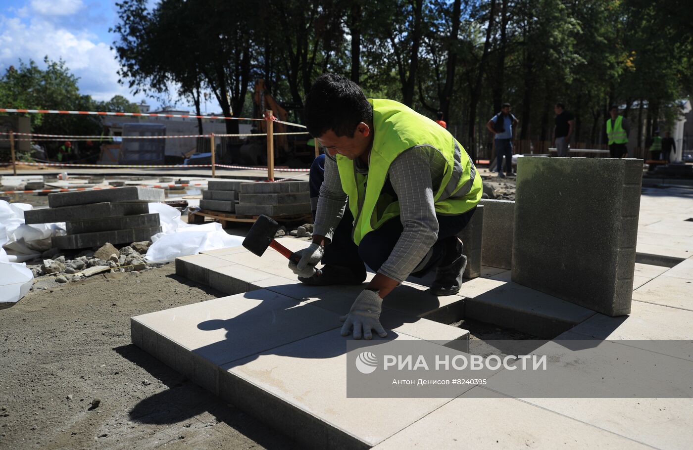 Строители во время работ по реконструкции спорткомплекса "Авангард". Место: Россия, Москва. Автор: Антон Денисов/РИА Новости. Реконструкция спорткомплекса "Авангард"