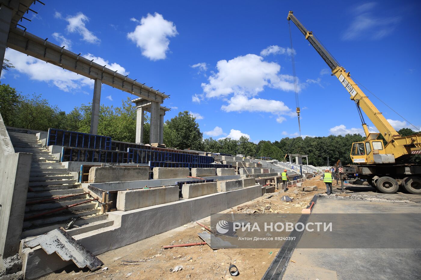 Строители во время работ по реконструкции спорткомплекса "Авангард". Место: Россия, Москва. Автор: Антон Денисов/РИА Новости. Реконструкция спорткомплекса "Авангард"