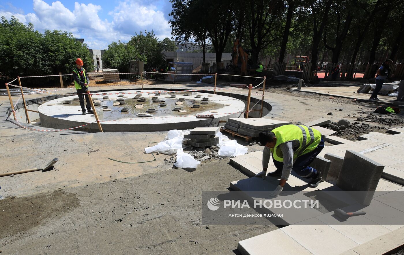 Строители во время работ по реконструкции спорткомплекса "Авангард". Место: Россия, Москва. Автор: Антон Денисов/РИА Новости. Реконструкция спорткомплекса "Авангард"