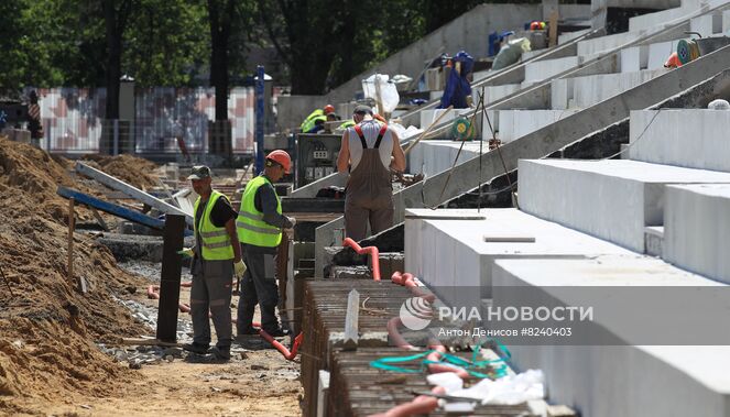 Строители во время работ по реконструкции спорткомплекса "Авангард". Место: Россия, Москва. Автор: Антон Денисов/РИА Новости. Реконструкция спорткомплекса "Авангард"