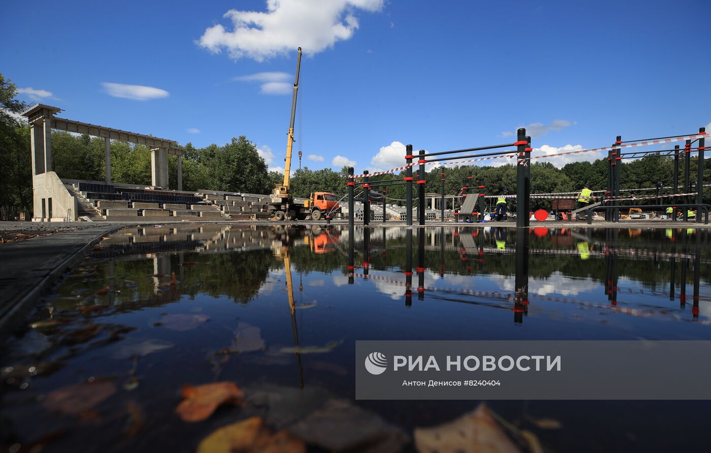 Строители во время работ по реконструкции спорткомплекса "Авангард". Место: Россия, Москва. Автор: Антон Денисов/РИА Новости. Реконструкция спорткомплекса "Авангард"