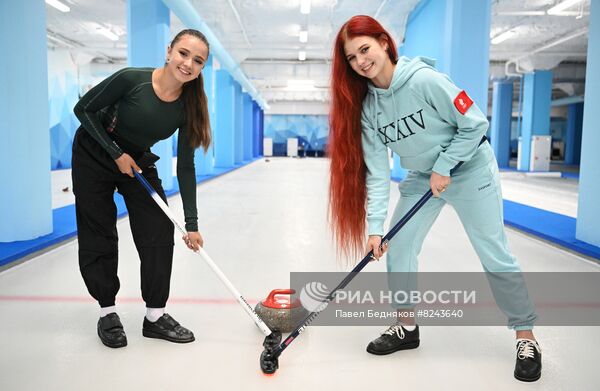 Российские фигуристы приняли участие в соревнованиях по керлингу