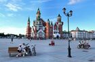Горожане сидят на лавочке на Патриаршей площади в Йошкар-Оле. На дальнем плане - Республиканский театр кукол. Место: Россия, Республика Марий Эл, Йошкар-Ола. Автор: Алексей Филиппов/РИА Новости. #ОткрываяРоссию. Марий Эл