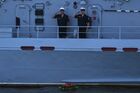 Спуск венка на воду на церемонии открытия мемориальной доски в честь четырех погибших военных моряков: капитана 2-го ранга Александра Боброва, старшего сержанта Дмитрия Николаева и старших матросов Сергея Федченко, Сергея Дорохина в порту Мариуполя. Место: Донецкая народная республика, Мариуполь. Автор: РИА Новости/РИА Новости. Открытие памятника погибшим морякам в Мариуполе
