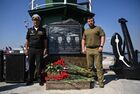 Глава ДНР Денис Пушилин (справа) и командир Новороссийской морской базы контр-адмирал Виктор Кочемазов на церемонии открытия мемориальной доски в честь четырех погибших военных моряков: капитана 2-го ранга Александра Боброва, старшего сержанта Дмитрия Николаева и старших матросов Сергея Федченко, Сергея Дорохина в порту Мариуполя. Место: Донецкая народная республика, Мариуполь. Автор: РИА Новости/РИА Новости. Открытие памятника погибшим морякам в Мариуполе