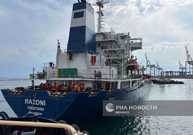 Сухогруз Razoni в порту Одессы. В Черное море из Одессы вышло первое судно в рамках "зерновой сделки", которую заключили Россия, Украина, Турция и ООН. Сухогруз Razoni под флагом Сьерра-Леоне направится в Ливан с 26 тыс. т кукурузы. Изображение является раздаточным материалом, предоставлено третьей стороной. Только редакционное использование. Запрет на архивирование, коммерческое использование, рекламную кампанию. Место: Украина, Одесса. Первое судно с зерном покинуло порт Одессы