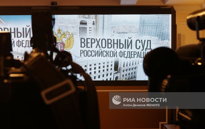 Журналисты готовятся вести съемку трансляции с заседания Верховного суда РФ в Москве. В 2015 году против бойцов "Азова" Следственный комитет России возбудил уголовное дело по статьям "Похищение человека", "Истязание" и "Применение запрещенных средств и методов ведения войны" УК РФ. 2 августа Верховный суд рассмотрел иск Генеральной прокуратуры РФ и признал украинский нацбатальон Азов" террористической организацией, а также запретил его деятельность в России (символика нацбатальона признана экстремистской ранее). Место: Россия, Москва. Автор: Антон Денисов/РИА Новости. Верховный суд РФ признал украинский нацбатальон "Азов" террористической организацией