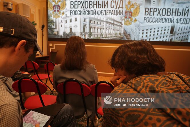 Журналисты в зале трансляции с заседания Верховного суда РФ в Москве. В 2015 году против бойцов "Азова" Следственный комитет России возбудил уголовное дело по статьям "Похищение человека", "Истязание" и "Применение запрещенных средств и методов ведения войны" УК РФ. 2 августа Верховный суд рассмотрел иск Генеральной прокуратуры РФ и признал украинский нацбатальон Азов" террористической организацией, а также запретил его деятельность в России (символика нацбатальона признана экстремистской ранее). Место: Россия, Москва. Автор: Антон Денисов/РИА Новости. Верховный суд РФ признал украинский нацбатальон "Азов" террористической организацией