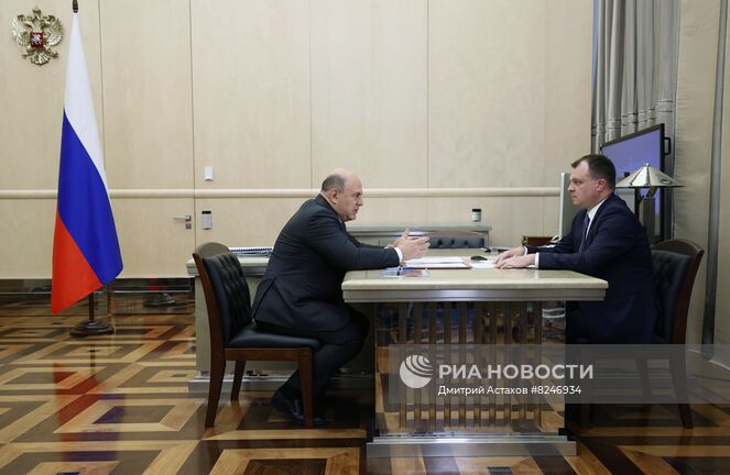 2 августа 2022. Председатель правительства РФ Михаил Мишустин и руководитель Федерального агентства по техническому регулированию и метрологии (Росстандарт) Антон Шалаев (справа) во время встречи. Место: Россия, Москва. Автор: Дмитрий Астахов/РИА Новости. Премьер-министр РФ М. Мишустин встретился с главой Росстандарта А. Шалаевым