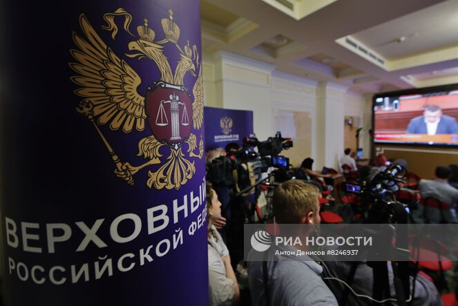 В зале трансляции Верховного суда РФ в Москве. В 2015 году против бойцов "Азова" Следственный комитет России возбудил уголовное дело по статьям "Похищение человека", "Истязание" и "Применение запрещенных средств и методов ведения войны" УК РФ. 2 августа Верховный суд рассмотрел иск Генеральной прокуратуры РФ и признал украинский нацбатальон Азов" террористической организацией, а также запретил его деятельность в России (символика нацбатальона признана экстремистской ранее). Место: Россия, Москва. Автор: Антон Денисов/РИА Новости. Верховный суд РФ признал украинский нацбатальон "Азов" террористической организацией