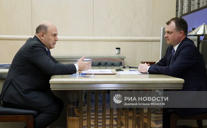 2 августа 2022. Председатель правительства РФ Михаил Мишустин и руководитель Федерального агентства по техническому регулированию и метрологии (Росстандарт) Антон Шалаев (справа) во время встречи. Место: Россия, Москва. Автор: Дмитрий Астахов/РИА Новости. Премьер-министр РФ М. Мишустин встретился с главой Росстандарта А. Шалаевым
