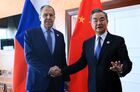 Министр иностранных дел РФ Сергей Лавров (слева) и министр иностранных дел Китая Ван И во время встречи в Камбодже. Изображение является раздаточным материалом, предоставлено третьей стороной. Только редакционное использование. Запрет на архивирование, коммерческое использование, рекламную кампанию. Место: Камбоджа. Визит главы МИД РФ С. Лаврова в Камбоджу