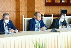 Министр иностранных дел РФ Сергей Лавров (в центре) во время встречи с министром иностранных дел Китая Ваном И в Камбодже. Изображение является раздаточным материалом, предоставлено третьей стороной. Только редакционное использование. Запрет на архивирование, коммерческое использование, рекламную кампанию. Место: Камбоджа. Визит главы МИД РФ С. Лаврова в Камбоджу