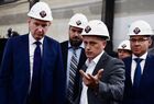 Министр экономического развития РФ Максим Решетников (слева) во время осмотра производственного комплекса Уральского завода гражданской авиации (УЗГА) на площадке "Уктус" особой экономической зоны "Титановая долина". Справа налево - полномочный представитель президента РФ в УрФО Владимир Якушев и генеральный директор компании "Реиннольц" Павел Блохин.
Место: Россия, Екатеринбург. Автор: Павел Лисицын/РИА Новости. Глава Минэкономразвития М. Решетников посетил предприятие "Реиннольц" в Екатеринбурге