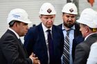 Министр экономического развития РФ Максим Решетников (второй слева) во время посещения производственной площадки ООО "Реиннольц" (МСП, теплообменное оборудование, оборудование для подготовки воды и очистки сточных вод) на территории Новосвердловской ТЭЦ в Екатеринбурге. Слева - губернатор Свердловской области Евгений Куйвашев. Справа - генеральный директор компании "Реиннольц" Павел Блохин.
Место: Россия, Екатеринбург. Автор: Павел Лисицын/РИА Новости. Глава Минэкономразвития М. Решетников посетил предприятие "Реиннольц" в Екатеринбурге