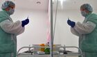 Медицинский сотрудник подготавливает шприц с вакциной от COVID-19 в прививочном пункте в торгово-развлекательном центре "Южный" в Казани. В торговых центрах Казани вновь заработали прививочные пункты от COVID-19. Место: Россия, Казань. Автор: Максим Богодвид/РИА Новости. Работа прививочного пункта в Казани