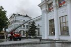 Сотрудники противопожарной службы МЧС ДНР тушат пожар в здании железнодорожного вокзала в Донецке. Куйбышевский и Киевский районы Донецка были обстреляны ВСУ из установок РСЗО "Град". Место: Донецкая народная республика, Донецк. Автор: Сергей Аверин/РИА Новости. Вокзал в Донецке горит после обстрела ВСУ