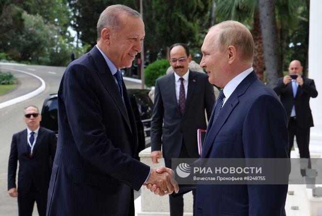 5 августа 2022. Президент РФ Владимир Путин и президент Турции Реджеп Тайип Эрдоган (слева) во время встречи в Сочи. Место: Россия, Сочи. Автор: Вячеслав Прокофьев/РИА Новости. Президент РФ В. Путин провел переговоры с президентом Турции Р. Эрдоганом в Сочи