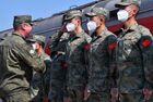 Главный судья "танкового биатлона" генерал-майор Кирилл Кулаков (слева) встречает военнослужащих НОАК КНРП, прибывших на конкурс в подмосковное Алабино. "Танковый биатлон" пройдет с 13 по 27 августа 2022 года на подмосковном военном полигоне Алабино, свое участие в конкурсе официально подтвердили команды из 22 стран Европы, Азии, Африки и Латинской Америки. Место: Россия, Московская область, Алабино. Автор: Константин Морозов/РИА Новости. Прибытие китайской военной техники на конкурс "Танковый биатлон" в подмосковное Алабино
