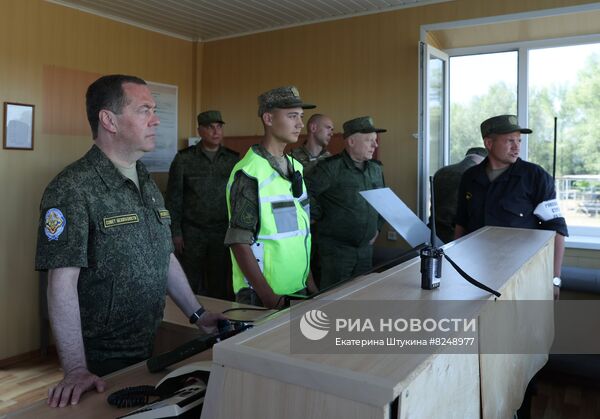 Зампред Совбеза РФ Медведев посетил Тоцкий гарнизон в Оренбургской области